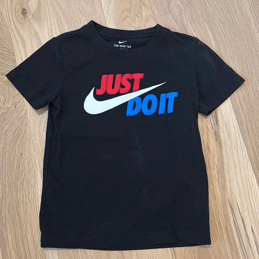 Boy Nike Tee -size S (5-6)